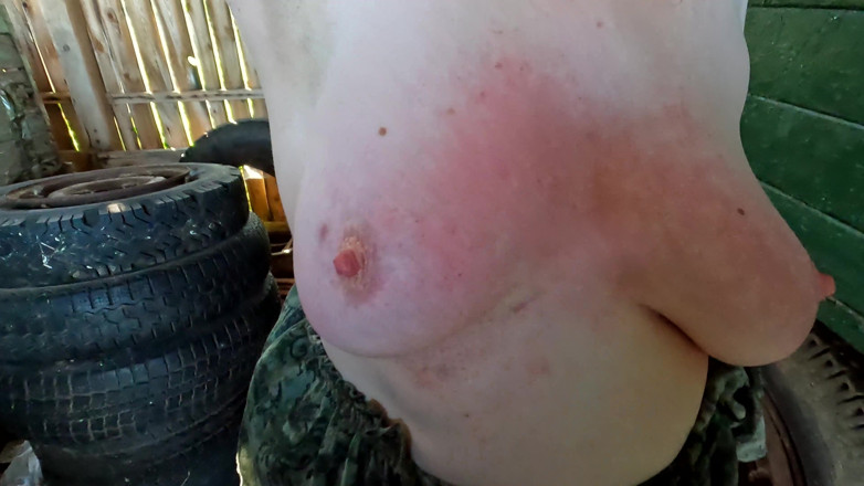 Bouncy Tits Action: 小屋の中の赤いシラ