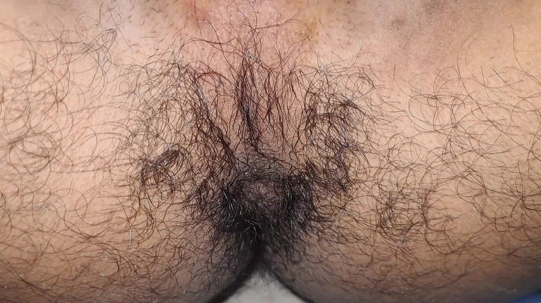 Desi_Porn_India: Молодий сексуальний хлопець показує свою жорстку дупу повністю оголеною.