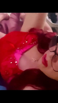 Кроссдрессер Krissy Sweets В Красном Нижнем Белье И На Сексуальных Каблуках