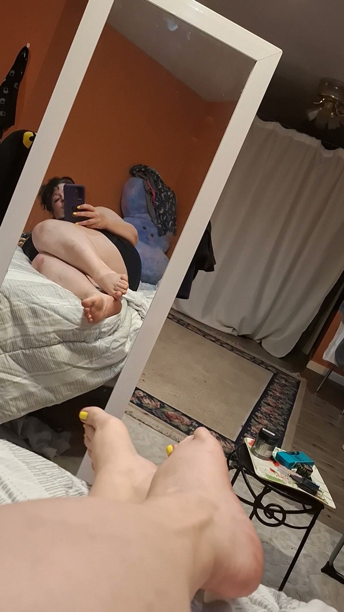 MrsHoley: My Sexy Feet Love to Play