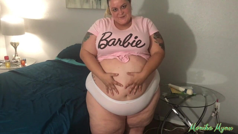 BBW Pleasures: Monika gioca con il reggiseno
