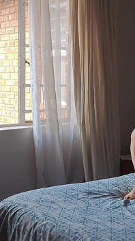 Moglie infedele sorpresa a masturbarsi. Si scopa il ragazzo della piscina mentre il marito è al lavoro!