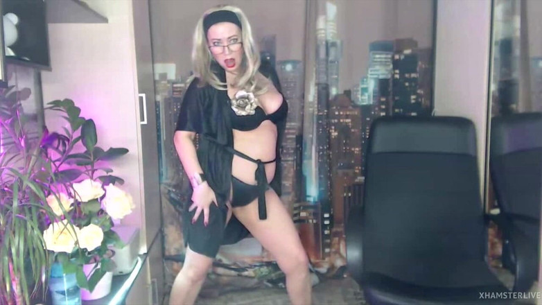 AimeeParadise: Aimeeparadise, MILF célèbre : premier strip-tease il y a deux ans...