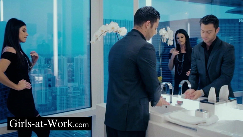 Girls At Work: vah mahila jo virodh nahin kar sakti