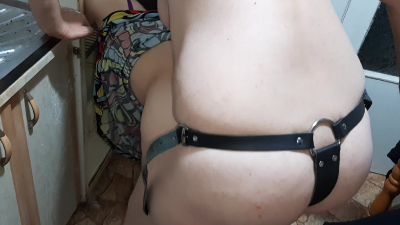 Lesbian-illusion: Gospodyni pieprzy pokojówkę w dupie w lodówce - lesbijskie złudzenie