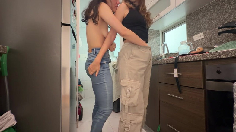 scarlettandc: Tribbing yang membasahi vagina lesbian