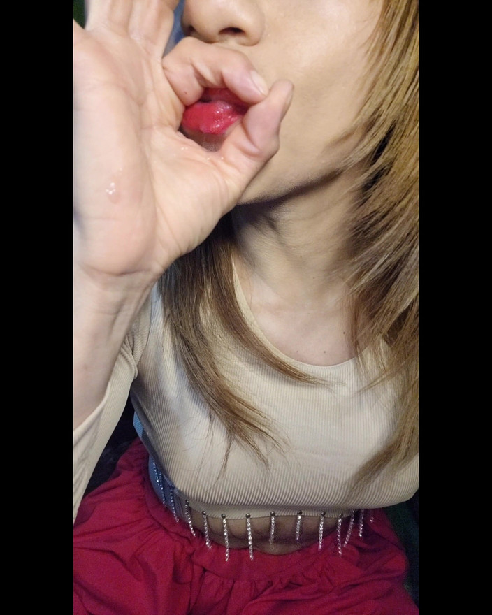 Evehamphy: Göt deliğinde diliyle oynuyor ve sert tükürüyor