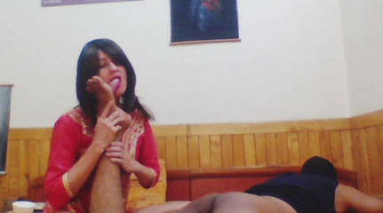 Bolly Karma: Она знает, как передвигать руки над мной