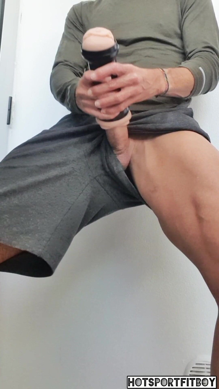 Hotsportfitboy: La rischiosa masturbazione dalla finestra porta ad una sborrata dentro...