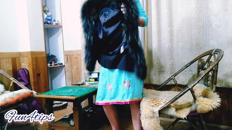 Bolly Karma: 彼女はもう服を着て立っていられません-それを壊してください!