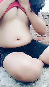Gadis seksi india pertama kali memeknya pakai mainan seks