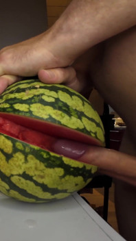 Ma façon d’être végétalienne. Il baise une pastèque