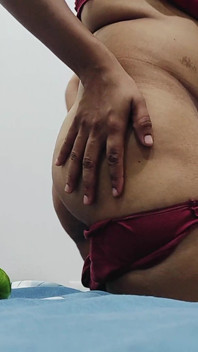 Jeu de rôle avec un beau-père étudiant, sexe avec un gros concombre dans la chatte