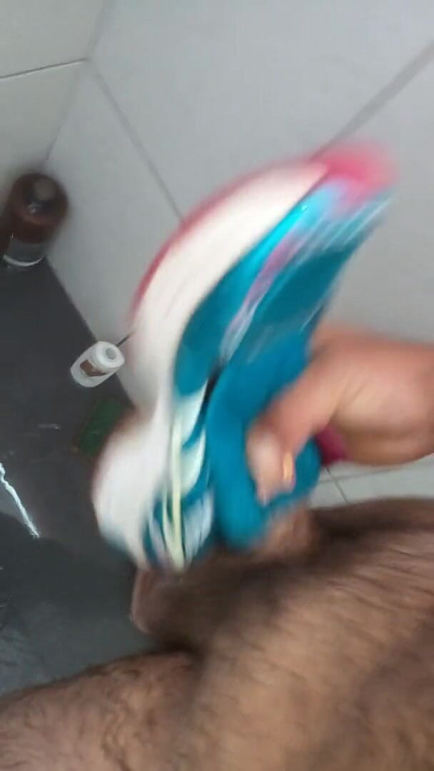 Sneakerfetish_BR: Le sneakers si scopano Asics in bagno