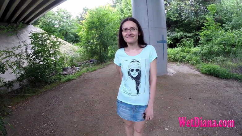 Wet Diana: Diana não usa calcinha para fazer xixi ao ar livre