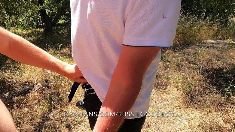 Russie Goodboy: Смокче великий член вітчима Джей Тейлора в машині та парку