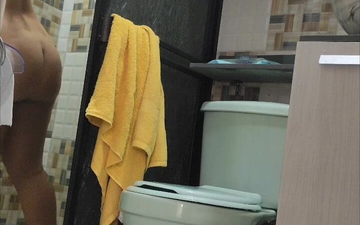 1lindapareja: Guardando la mia matrigna egiziana mentre si fa il bagno,...