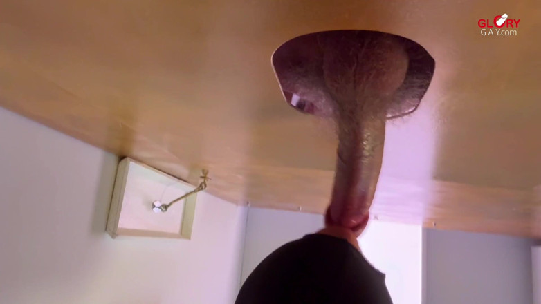 GLORYHOLEGAYS: Limba uriașă de gloryhole îl face să aibă orgasm dublu