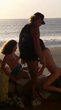 Trío: Dos Jóvenes Tetonas Amigas De Vacaciones Comparten La Gran Polla De Un Surfista En La Playa