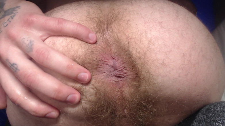 Hunky time: Alpha exhibe son cul, ses couilles poilues et son sperme.