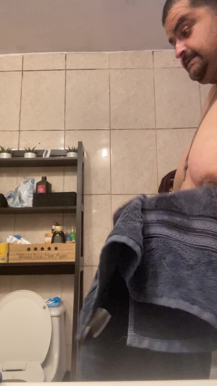 Chubbytits16: Potrzebuję mężczyzny, który mnie bierze pod prysznic i bawi się...
