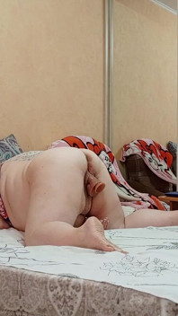 継母は夕方に彼女の肉付きの良いマンコを自慰行為します