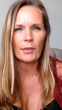 İşte haftalık videon- edepsiz fahişe üvey anne sana ne kadar sürtük olduğunu ve sakso çekmeyi nasıl sevdiğini anlatıyor