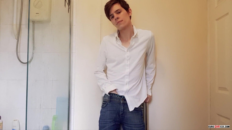 Euro boy xxx: Gładki chłopiec w łazience