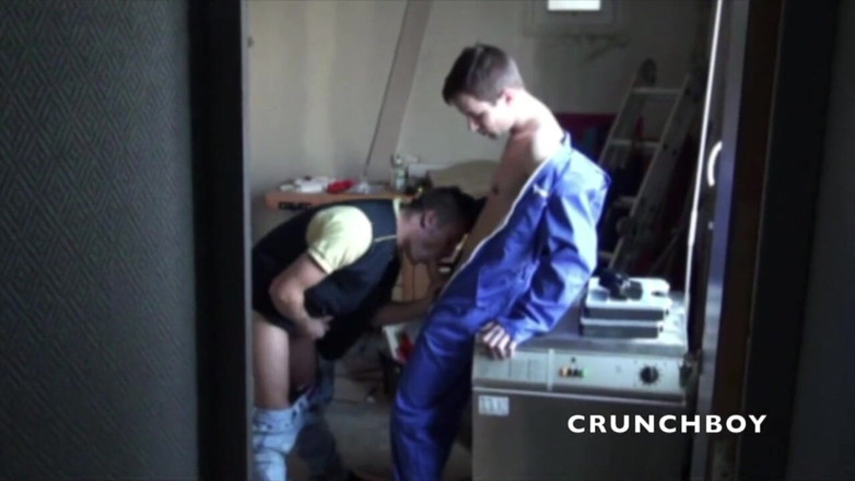 Crunch Boy: Straight worker sucked by his postman