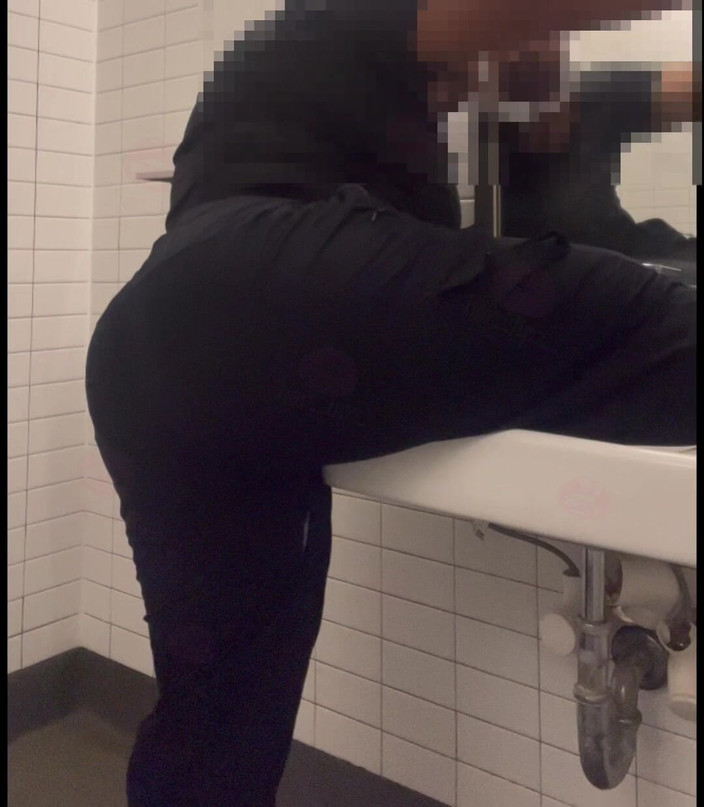 Anye Meshell: Diese Badezimmer sind außer ordnung, aber ich bin geil, also...