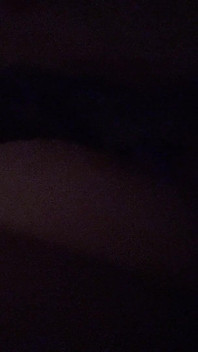 Je joue avec mes seins naturels