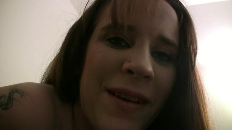 Tight little babes: 18-jarige tienerslet zuigt een harde pik in deze pov