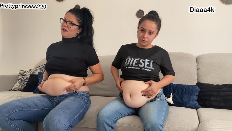 fartingclub01: 2 sexy mädchen spielen mit bauchen und in jeans