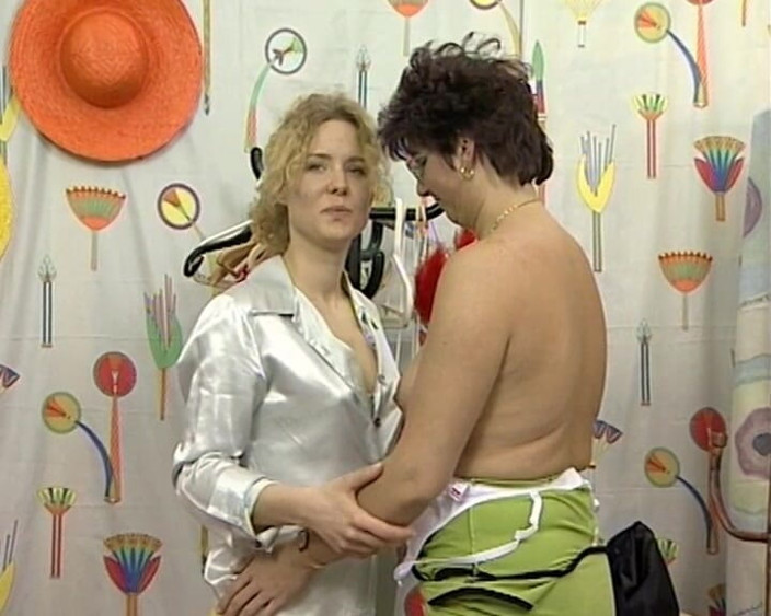 YOUR FIRST PORN: Uspokojte moji starou chlupatou kundu