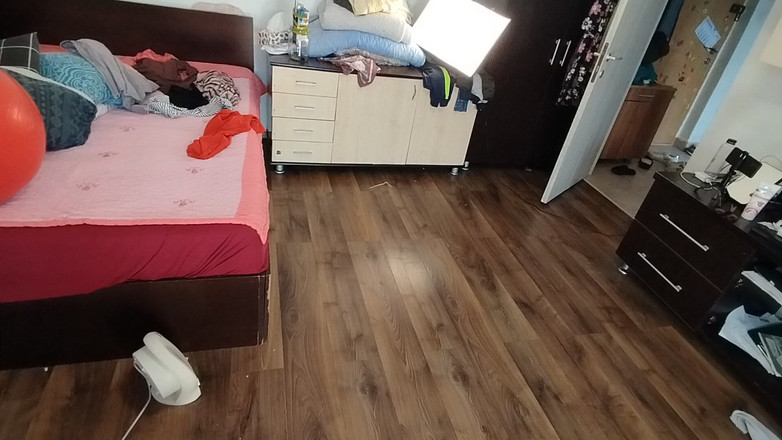 Amateur_MS: Amatérská Žena Se Baví Zkoušením Oblečení a Stříháním Je.