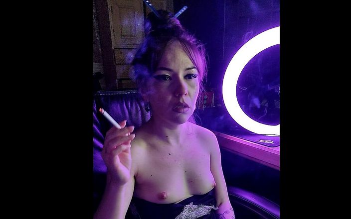 Asian wife homemade videos: Una hermosa dama fuma un cigarrillo