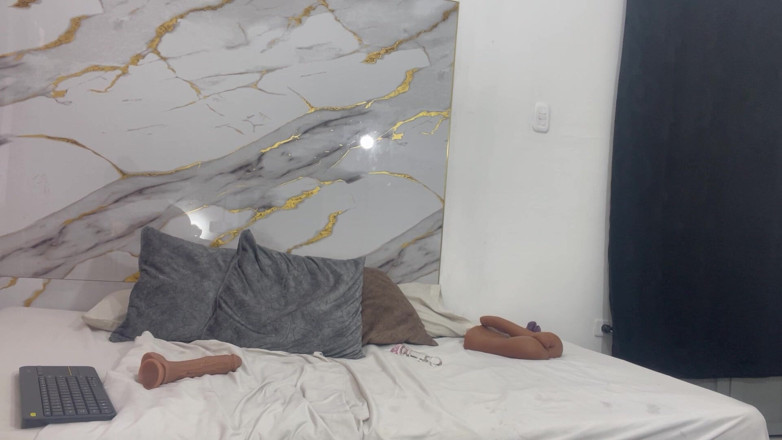 Naty Angels: Mujer madura y muy cachonda estira su coño con fisting...