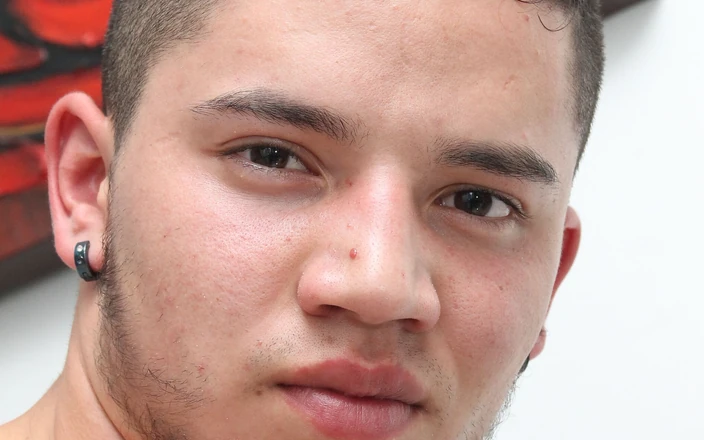 Latino boys porn: Паренек мастурбирует в своей комнате поздно ночью