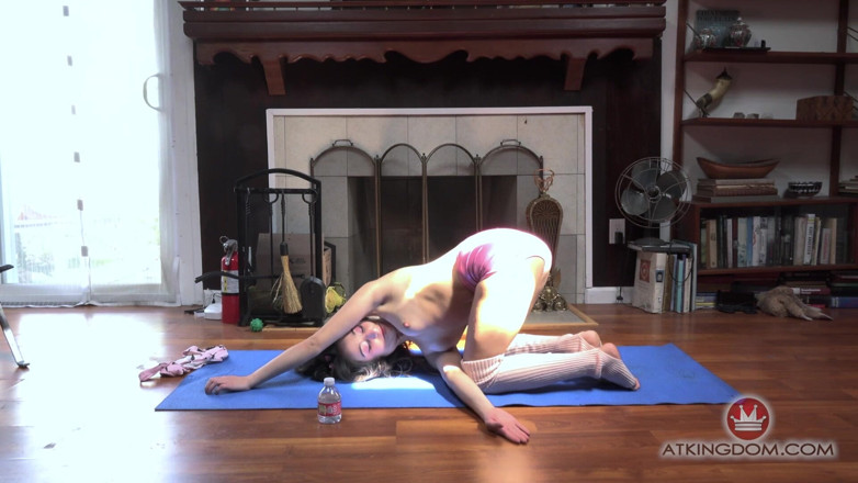 ATK Fans (Petites): Solo Yoga