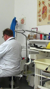 Rijpe gyno - gyno doc neemt stiekem zijn naakte patiënt op en betrapte haar op plassen