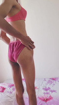 브래지어와 팬티를 입고 혼자 놀고 핸잡을 하는 날씬한 마른 란제리 소년. 닉제 (18세)