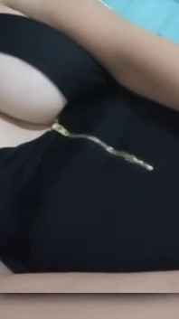 教師はカメラをつけたまま、生徒たちが彼女を見ている間、自慰行為をします