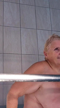 Auf den Treppe des Pools, nackt