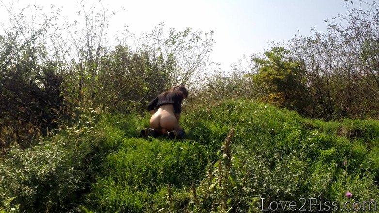 Love 2 Piss: Pișat pe la spate