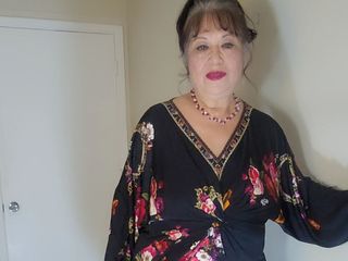 Zilah Luz: 晚上出去后脱衣服，撒尿和自慰我毛茸茸的阴户。