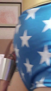 Wonder Woman Cosplayer Catch a Creep Perving