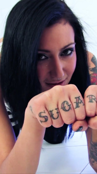 La piccola e sexy porno tatuata havana sin è una troia per un grosso cazzo bianco nella sua figa rasata