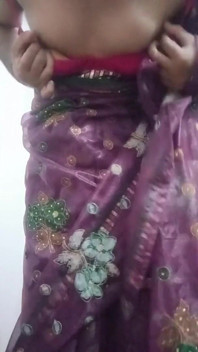 Indický gay crossdresser spodní Gaurisissy ukazující její velká prsa ve fialové sárí