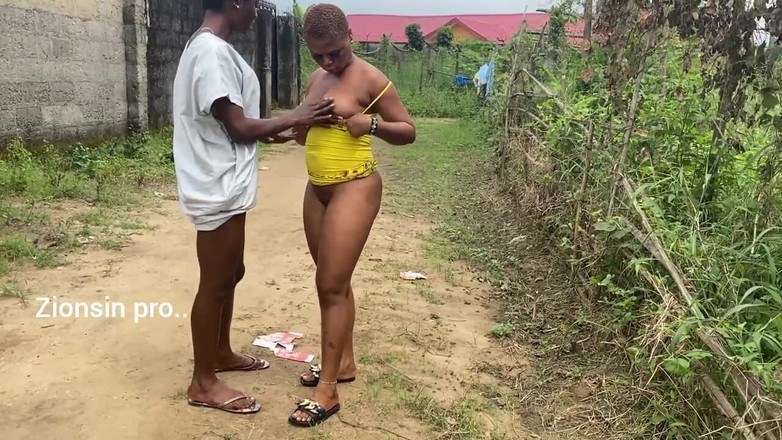 Zion: Yaramaz Afrikalı Genç Kız Güpegündüz Götlerini Gösteriyor