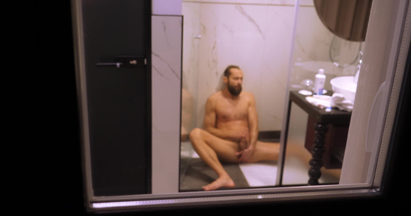 Jerking studs: Duşta bir adam